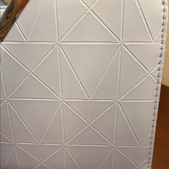 Elegant White Handbag with Gold Accents - Picture 13 of 17